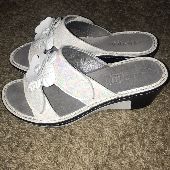 Algeria White Sandles - Picture 2 of 6